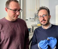 Im Bild Doktorand Cem Yilmaz und Projektleiter Erkan Aydin mit einer der Photovoltaik-Perowskit-Solarzellen, die sie für die Raumfahrt optimieren wollen.