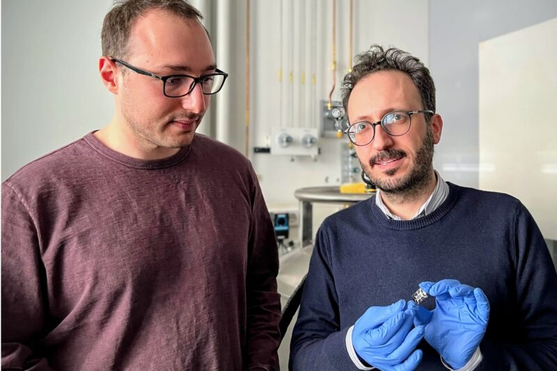 Im Bild Doktorand Cem Yilmaz und Projektleiter Erkan Aydin mit einer der Photovoltaik-Perowskit-Solarzellen, die sie für die Raumfahrt optimieren wollen.