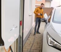 Ein Mann lädt sein Elektroauto, die LEW Verteilnetz GmbH (LVN) testet wie das Elektroauto als Stromquelle dienen kann.