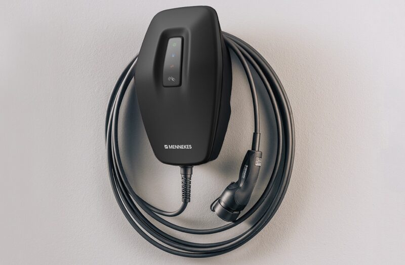 Im Bild die Wallbox Amtron 4You 400 von Mennekes, sie verfügt über eine integrierte Solar-Ladefunktion.