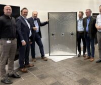 Firmenvertreter mit PVT-Kollektor, die Serienproduktion von PVT-Kollektoren von Mubea in Attendorn ist gestartet.