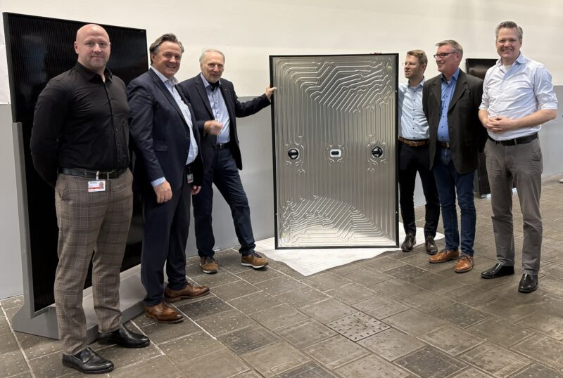 Firmenvertreter mit PVT-Kollektor, die Serienproduktion von PVT-Kollektoren von Mubea in Attendorn ist gestartet.