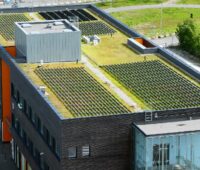 Luftaufnahmen der Løren Schule in Oslo, die ein Pilotprojekt für vertikale Photovoltaik-Module von Over Easy Solar ist.