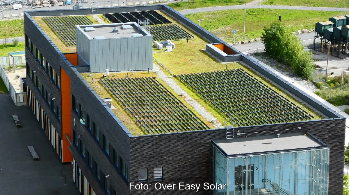 Luftaufnahmen der Løren Schule in Oslo, die ein Pilotprojekt für vertikale Photovoltaik-Module von Over Easy Solar ist.