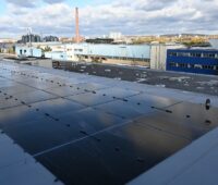 PV-Leichtbaumodule auf dem Dach eines Gebäudes des Lagerherstellers SKF in Schweinfurt.