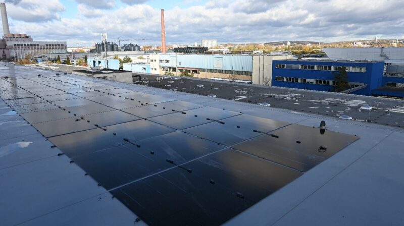 PV-Leichtbaumodule auf dem Dach eines Gebäudes des Lagerherstellers SKF in Schweinfurt.