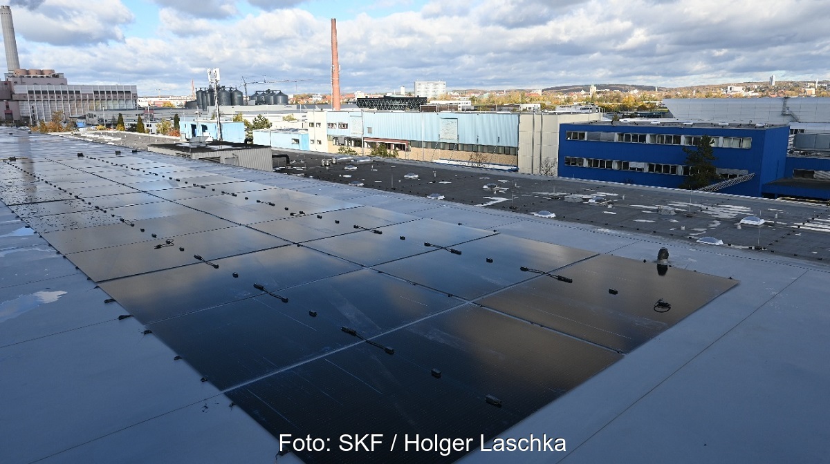 PV-Leichtbaumodule auf dem Dach eines Gebäudes des Lagerherstellers SKF in Schweinfurt.