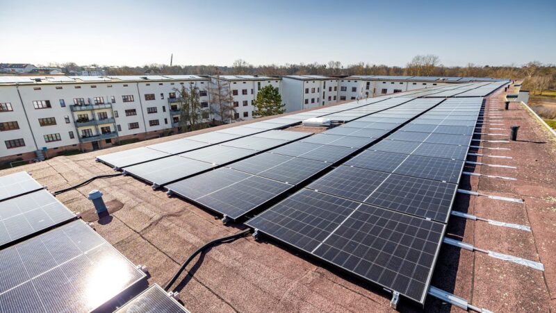 Im Bild die Photovoltaik-Mieterstrom-Anlage der Vonovia auf den Dächern der unter Denkmalschutz stehenden Gebäude in Magdeburg-Cracau.