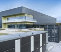 Logistikimmobilie mit Speichercontainern, das Photovoltaik-Microgrid in Almere besteht aus PV, Speicher und Notstromgeneratoren.