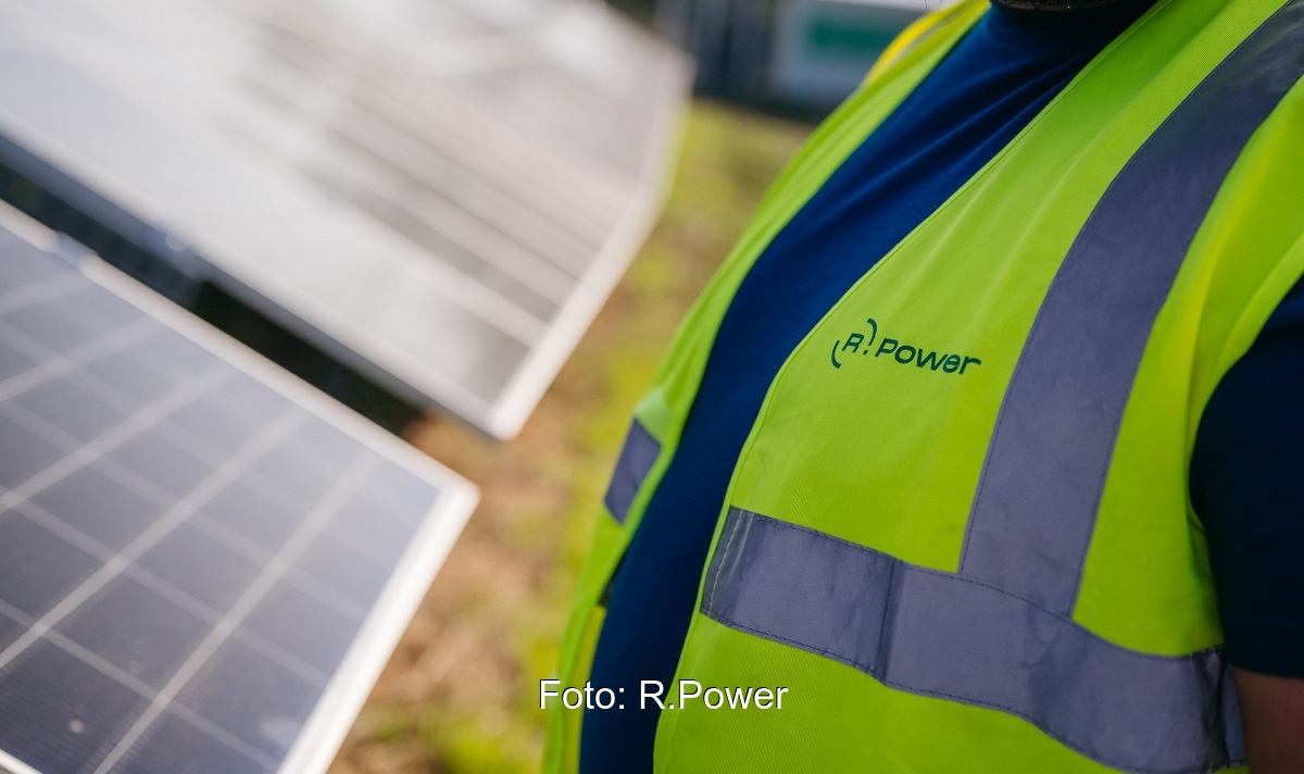 Ein Mann mit gelber Weste mit Aufschrift R.Power vor Photovoltaik-Modulen, das Unternehmen hat sich 115,5 MW in EEG-Innovationsausschreibung gesichert.