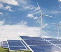 Photovoltaik-Module und Windenergieanlagen, die Restrukturierung von Baywa re kommt voran.