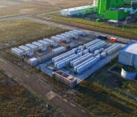 Ein Batteriegroßspeicher von Return, das Unternehmen vernetzt Speicherstandorte über Ländergrenzen hinweg.