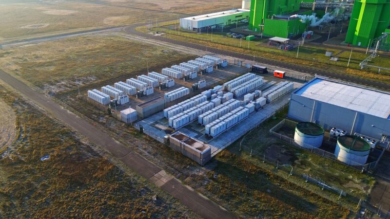 Ein Batteriegroßspeicher von Return, das Unternehmen vernetzt Speicherstandorte über Ländergrenzen hinweg.
