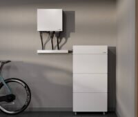 Das dreiphasige Photovoltaik-Batteriespeichersystem Nexis mit Ersatzstromfunktion von Solaredge in einer Fahrrad-Garage.