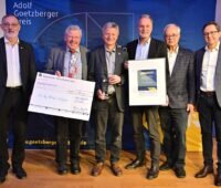 Menschen in Reihe mit dem Preisträger vom Adolf-Goetzberger-Preis 2026 Ulrich Leibfried in der Mitte.