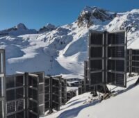 Photovoltaik-Bäume im Skigebiet von Sölden, die Helioplant-Systeme sollen den hohen Strombedarf von Skigebieten decken.