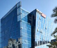 Ein futuristisches Gebäude, Firmensitz von Solaredge, der Photovoltaik-Wechselrichter-Hersteller hat die Zahlen für das Geschäftsjahr 2025 vorgelegt.