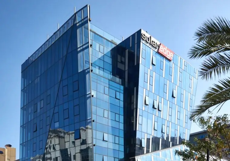 Ein futuristisches Gebäude, Firmensitz von Solaredge, der Photovoltaik-Wechselrichter-Hersteller hat die Zahlen für das Geschäftsjahr 2025 vorgelegt.