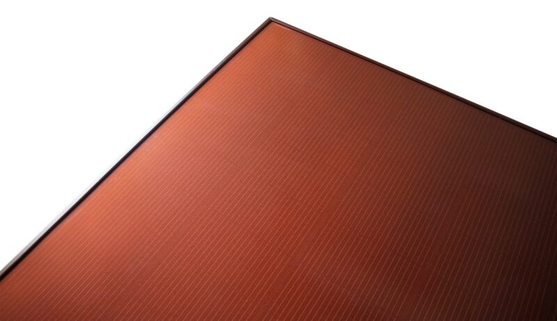 Ziegelrote Solarmodule der Solarfabrik für Photovoltaik-Anlagen auf denkmalgeschützten Gebäuden.