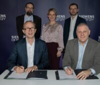 Vertreter von EnBW und Siemens Energy unterzeichnen den Stromliefervertrag über Solarstrom aus dem Photovoltaik-Solarpark Frankenförde.