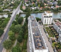 Ein Luftbild eines Häuserblocks in Hannover mit Photovoltaik-Anlage, es ist ein Projekt für die Gemeinschaftliche Gebäudeversorgung von Marcley.