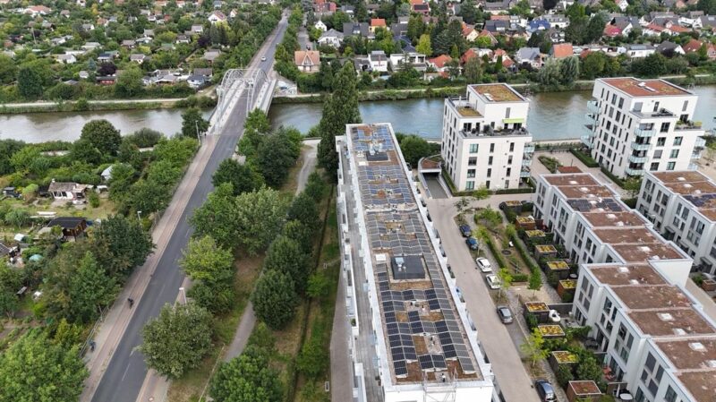 Ein Luftbild eines Häuserblocks in Hannover mit Photovoltaik-Anlage, es ist ein Projekt für die Gemeinschaftliche Gebäudeversorgung von Marcley.