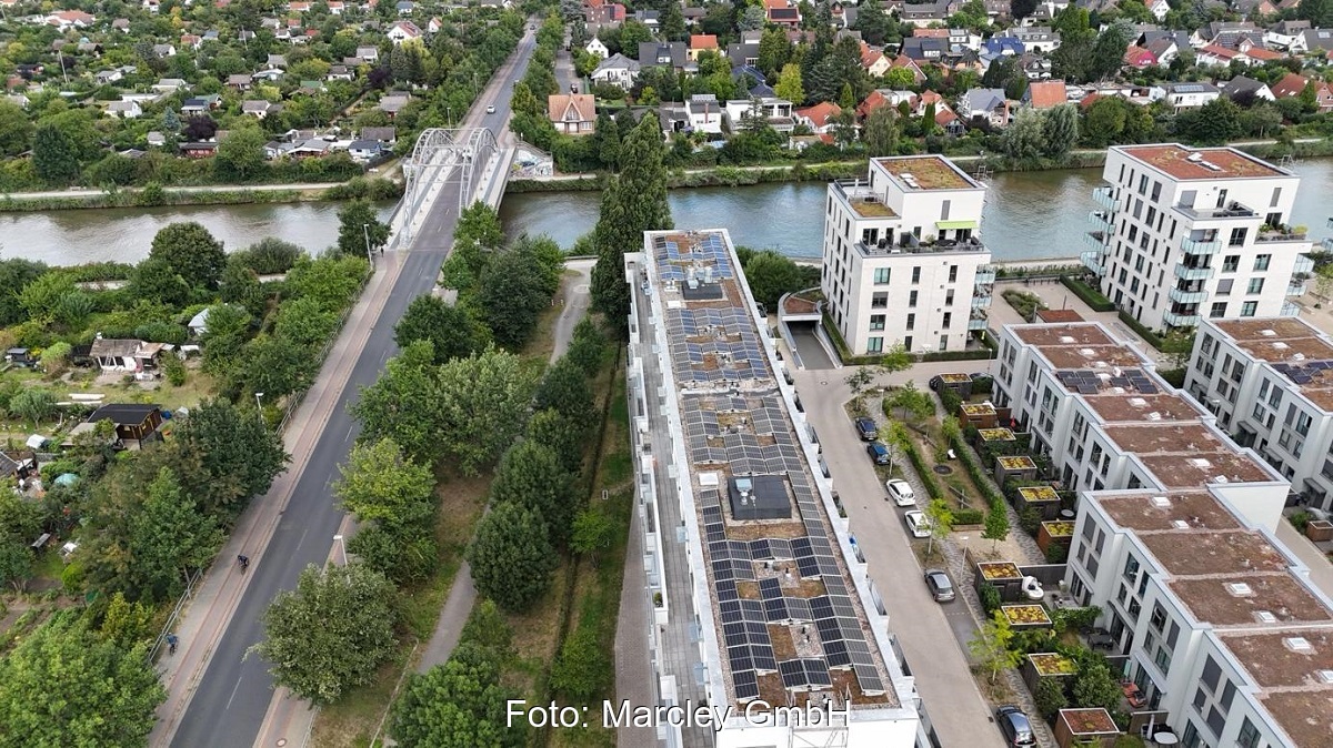 Ein Luftbild eines Häuserblocks in Hannover mit Photovoltaik-Anlage, es ist ein Projekt für die Gemeinschaftliche Gebäudeversorgung von Marcley.
