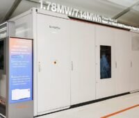 Im Bild der PowerTitan 3.0, ein netzbildender Batteriespeicher von Sungrow.