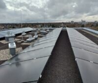 PVT-Module von Sunmaxx auf dem Dach des Mehrfamilienhauses in Berlin-Neukölln.