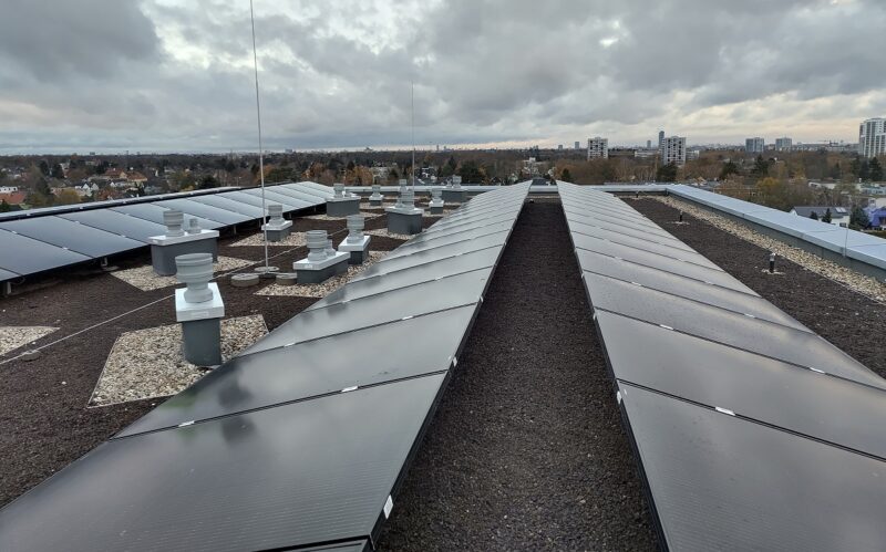 PVT-Module von Sunmaxx auf dem Dach des Mehrfamilienhauses in Berlin-Neukölln.