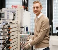 TUM-Forscher Fabian Apfelbeck im Labor, er hat das Wachstum von Dendriten in Elektrolyten von Festkörperbatterien untersucht.