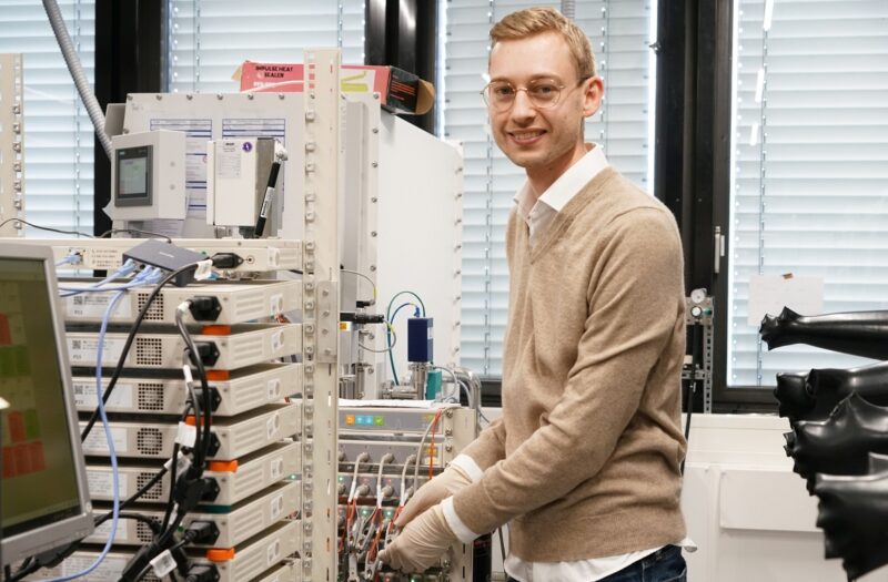 TUM-Forscher Fabian Apfelbeck im Labor, er hat das Wachstum von Dendriten in Elektrolyten von Festkörperbatterien untersucht.