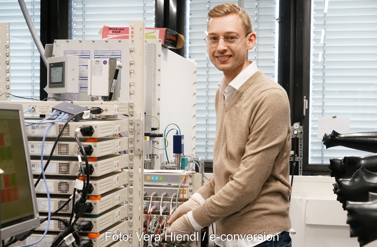 TUM-Forscher Fabian Apfelbeck im Labor, er hat das Wachstum von Dendriten in Elektrolyten von Festkörperbatterien untersucht.