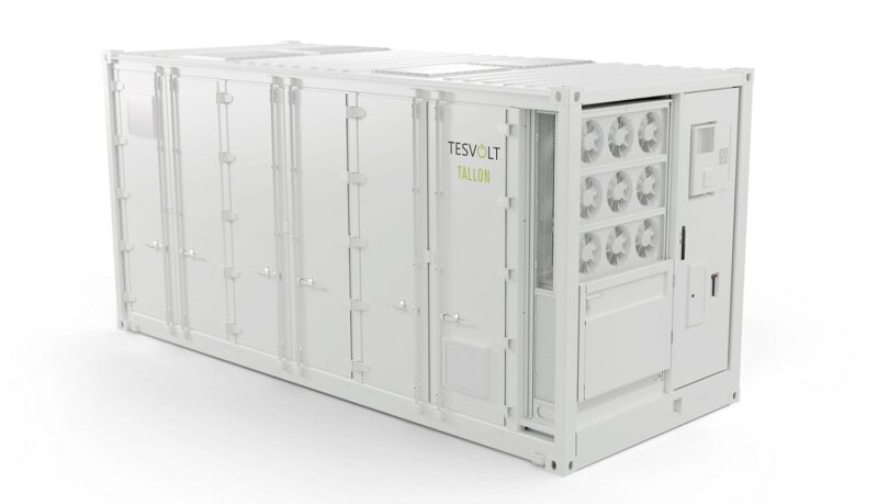 Im Bild der 5-MWh-Speichercontainer Tallon, ein cybersicherer Großbatteriespeicher von Tesvolt.