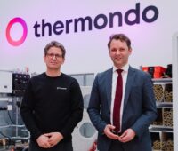 Im Bild der Thermondo-CEO Felix Plog mit dem Bundestagsabgeordneten Andreas Lenz bei der Eröffnung der Wärmepumpen-Akademie.