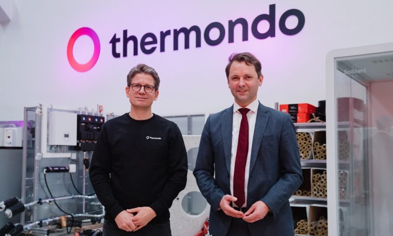 Im Bild der Thermondo-CEO Felix Plog mit dem Bundestagsabgeordneten Andreas Lenz bei der Eröffnung der Wärmepumpen-Akademie.