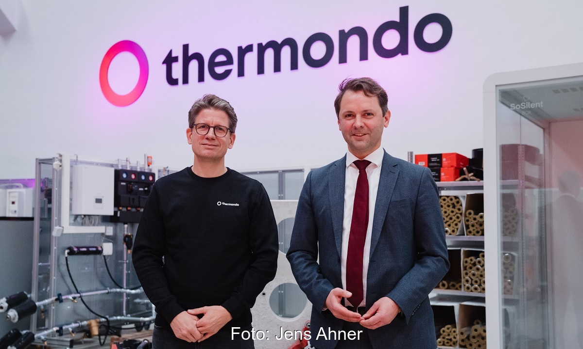Im Bild der Thermondo-CEO Felix Plog mit dem Bundestagsabgeordneten Andreas Lenz bei der Eröffnung der Wärmepumpen-Akademie.