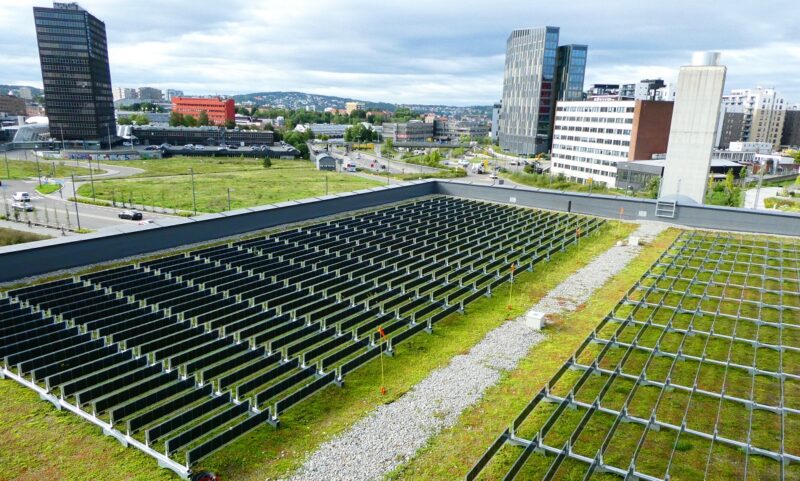 Ein Flachdach eines großen Gebäudes, das mit einer der vertikalen Photovoltaik-Anlagen von Over Easy Solar ausgestattet ist.