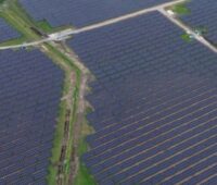 Der Solarpark in Varel in Niedersachsen, kombiniert Moor-PV, Agri-PV und klassische Photovoltaik-Freiflächennutzung.