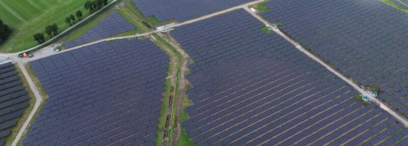 Der Solarpark in Varel in Niedersachsen, kombiniert Moor-PV, Agri-PV und klassische Photovoltaik-Freiflächennutzung.