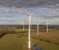 Windenergieanlagen in weiter Landschaft, Nordex erhält Refinanzierung über 2,475 Milliarden Euro in Form einer Garantiefazilität.