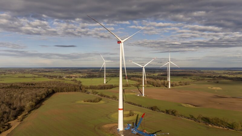 Windenergieanlagen in weiter Landschaft, Nordex erhält Refinanzierung über 2,475 Milliarden Euro in Form einer Garantiefazilität.