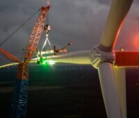 Schweißarbeiten bei Nacht am Rotorblatt, der erste Windpark mit den Nordex-Anlagentyp N175 auf Hybridtürmen geht ans Netz.