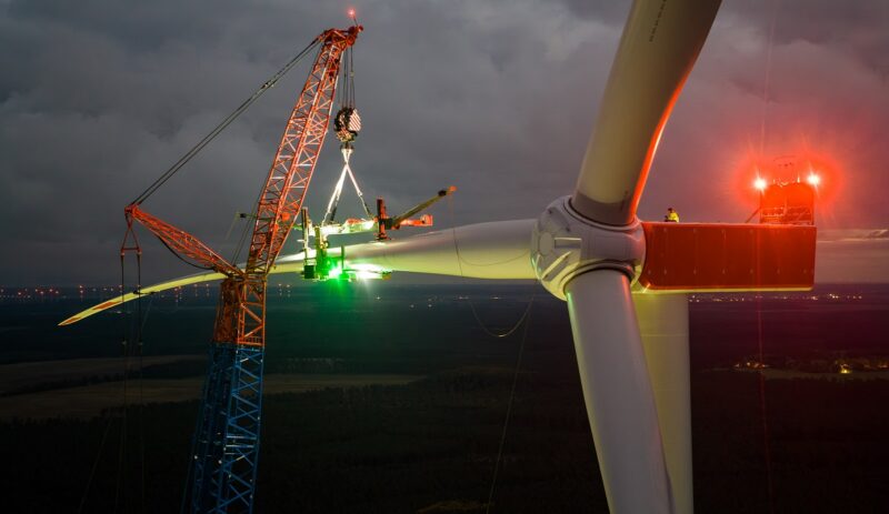 Schweißarbeiten bei Nacht am Rotorblatt, der erste Windpark mit den Nordex-Anlagentyp N175 auf Hybridtürmen geht ans Netz.
