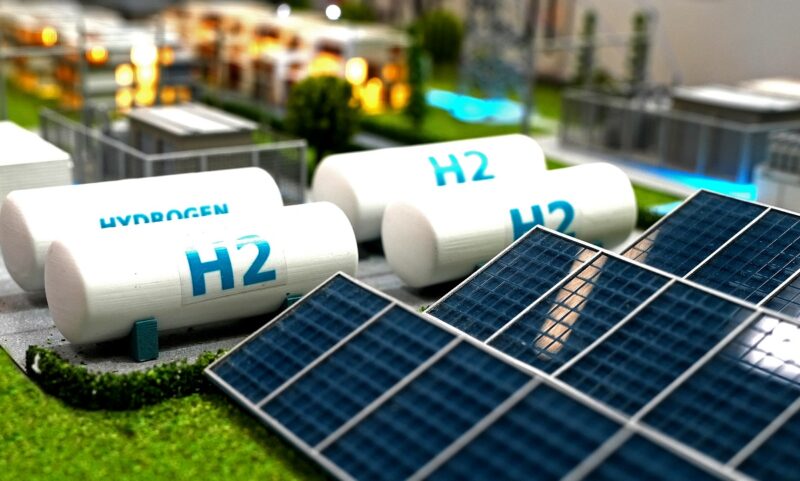 Eine Miniatur aus Speicher und Photovoltaik, der Hydrogen Dialogue wird Teil der Messe The Smarter E in München.