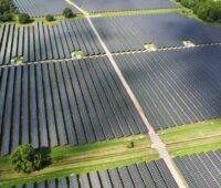 Luftaufnahme vom Photovoltaik-Energiepark Reppichau.