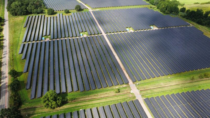 Luftaufnahme vom Photovoltaik-Energiepark Reppichau.