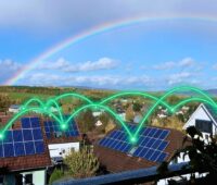Häuser mit Photovoltaik-Anlagen über grüne Bögen mit dem Netz verbunden, die Direktvermarktung von Photovoltaik-Strom soll die EEG-Einspeisevergütung ersetzen.
