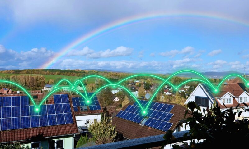 Häuser mit Photovoltaik-Anlagen über grüne Bögen mit dem Netz verbunden, die Direktvermarktung von Photovoltaik-Strom soll die EEG-Einspeisevergütung ersetzen.
