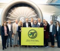 Offizielle und Allianz Baden-Württembergs Verkehrsminister Winfried Hermann stehen in Reihe, um die „Allianz Neues Fliegen“ zur Dekarbonisierung des Luftverkehrs am Flughafen Stuttgart vorzustellen.